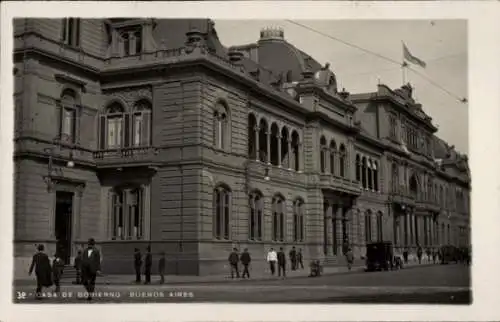 Ak Buenos Aires Argentinien, Casa de Gobierno,  Architektur, beeindruckende Fassade, Menschen auf
