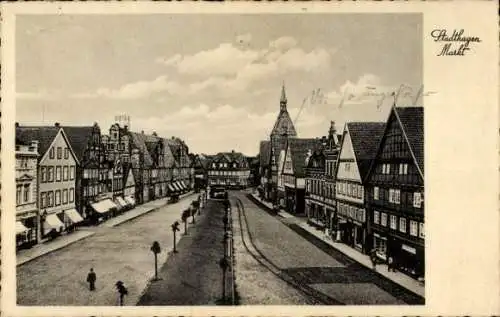 Ak Stadthagen in Niedersachsen, Marktplatz mit alten Gebäuden, Personen auf der Straße, Wolken am