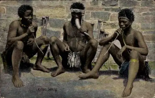 Ak South Africa, einheimische Männer beim Rauchen