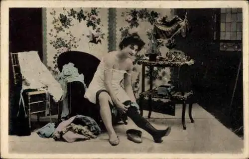 Ak Frau in erotischer Kleidung, Stiefel