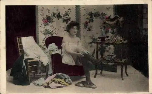 Ak Frau in erotischer Kleidung, Strümpfe