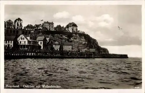 Ak Nordseeinsel Helgoland, Ostküste mit Wellenbrecher