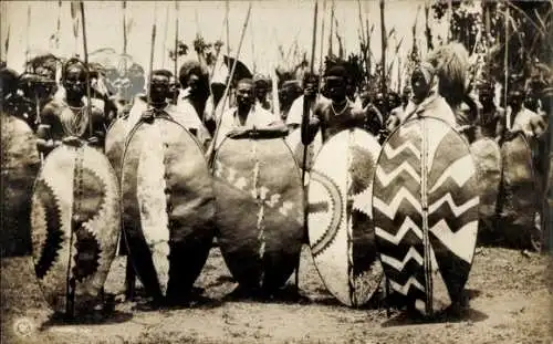 Ak Deutsche Kolonien, Eingeborene mit Kriegsausrüstung