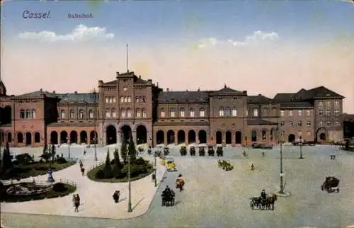 Ak Kassel in Hessen, Bahnhof,  Architektur, Fahrzeuge, Pferdefuhrwerke, Wolken