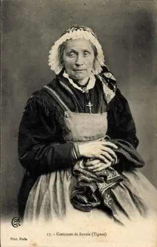 Ak Tignes Savoie, Eine alte Frau in Tracht mit Haube und Kreuz.