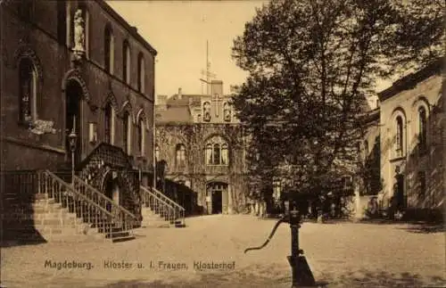 Ak Magdeburg an der Elbe, Kloster Unser Lieben Frauen, Klosterhof