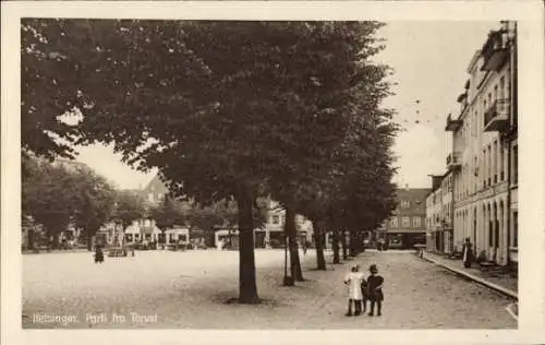 Ak Helsingør Helsingör Dänemark, Straßenszene mit zwei Kindern, Bäume, Gebäude im Hintergrund