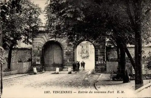 Ak Vincennes Val de Marne, Eingang zum neuen Fort, historische Architektur, Menschen, Fahrzeuge