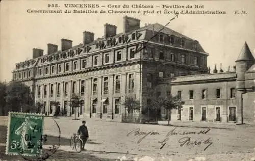Ak Vincennes Val de Marne, Cour du Chateau, Pavillon du Roi, Kaserne