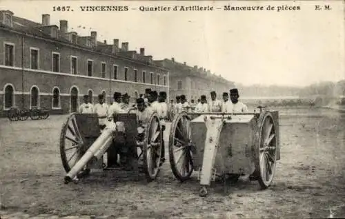 Ak Vincennes Val de Marne,  Quartier d'Artillerie, Maneuver mit Kanonen