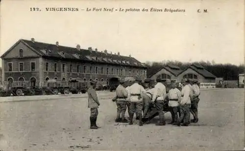 Ak Vincennes Val de Marne, Fort Neuf, Gruppe von Schülern, Offiziere, militärische April-Kleidung