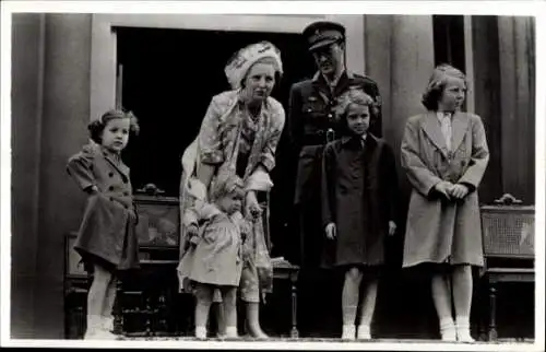 Ak Königin Juliana der Niederlande, Prinz Bernhard, Prinzessinnen Beatrix, Irene, Margriet, Marijke