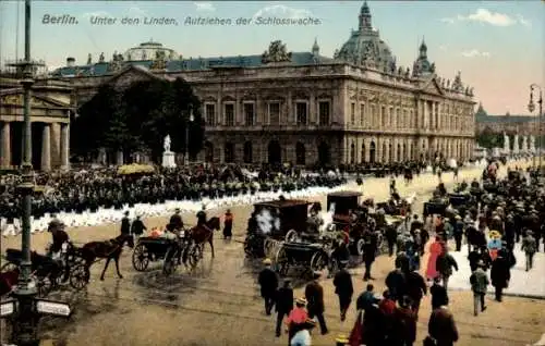 Ak Berlin Charlottenburg, Aufziehen der Schlosswache, Pferdekutschen, Parade