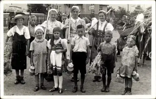 Ak Kleinneuschönberg Olbernhau im Erzgebirge, Gruppe von Kindern und Erwachsenen in traditione...