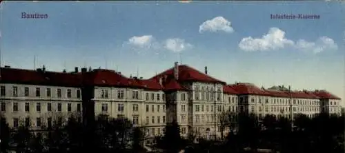 Ak Bautzen in der Oberlausitz, Infanterie-Kaserne,  historische Gebäude, blaue Himmel, Wolken