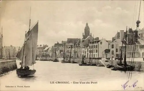 Ak Le Croisic Loire Atlantique, Hafenansicht mit Segelschiffen, Gebäude am Ufer, Wolken am Himmel