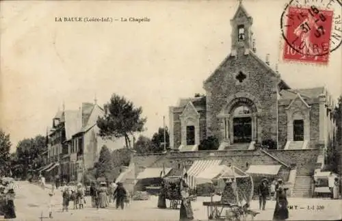 Ak La Baule Loire Atlantique, La Chapelle, Marktstände, Menschen,  Architektur