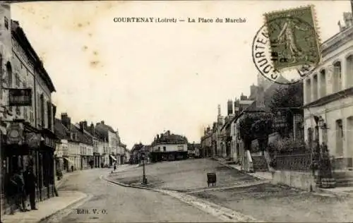 CPA Courtenay Loiret, Place du Marché