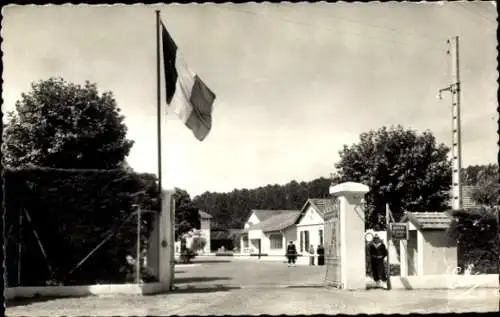 Ak Hourtin Gironde, Porte Principale, Flagge