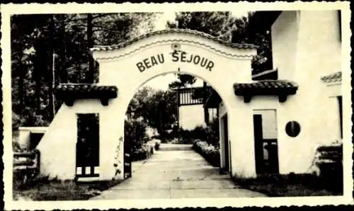 Ak Arcachon Gironde, Bogen mit der Aufschrift 'BEAU SEJOUR', Umgebung mit Bäumen, Weg