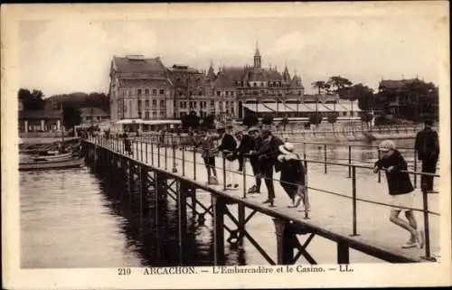 Ak Arcachon Gironde, Steg, Casino,  Architektur, Leute am Wasser