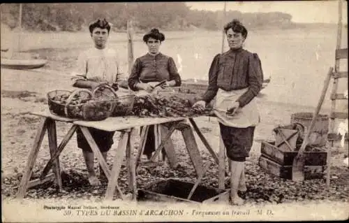 Ak Arcachon Gironde, Drei Frauen am Strand, Muscheln sammeln, Holztisch, Kisten, traditionelle Kl