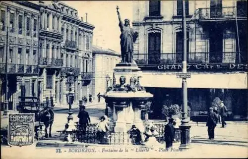 Ak Bordeaux Gironde, Brunnen der Freiheit, Menschen, Gebäude, alte Architektur, Platz Picard