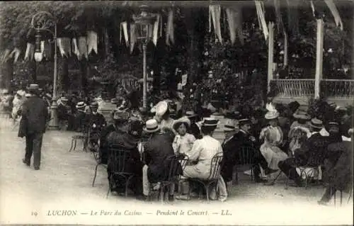 Ak Luchon Haute Garonne, Le Parc du Casino, Konzertpublikum, Herren mit Hüten, Damen mit Kopfschm