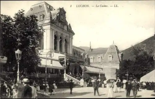 Ak Luchon Haute Garonne, Le Casino,  Architektur, Besucher, grüne Umgebung