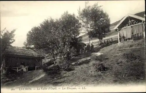 Ak Luchon Haute Garonne, Landschaftsaufnahme, Gräser, Bäume, Kioske, Berge im Hintergrund