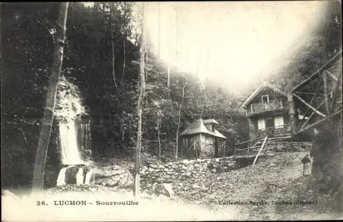 Ak Luchon Haute Garonne, Wasserfall, Gebäude, Wald, alte , schwarz-weiß