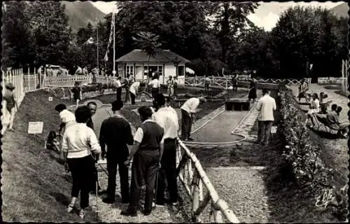 Ak Luchon Haute Garonne, Miniatur-Golfplatz, Menschen aktiv beim Golfspielen, Bäume, Gebäude
