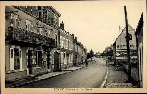Ak Bonny sur Loire Loiret, Straße mit Häusern, Postgebäude, Werbetafel, Radfahrer