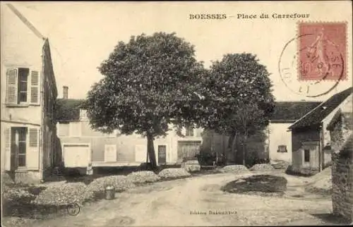 Ak Boësses Loiret,  Platz du Carrefour, große Bäume, ländliche Architektur