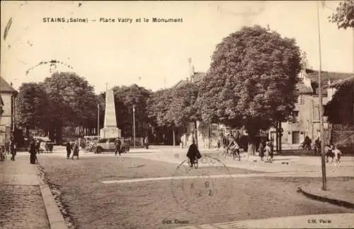 Ak Stains Seine-Saint-Denis, Historische Straße, Monument, Bäume, Menschen, Fahrräder