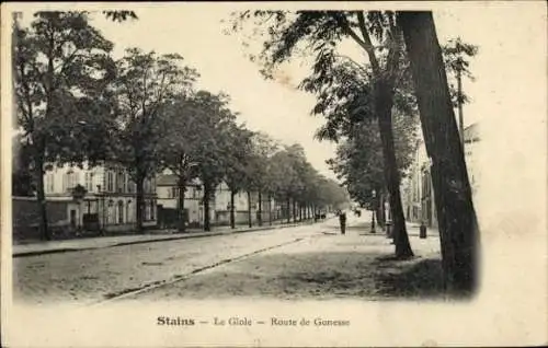 Ak Stains Seine-Saint-Denis,  Le Glole, Route de Gonesse, Allee mit Bäumen, Häuser im Hintergrund