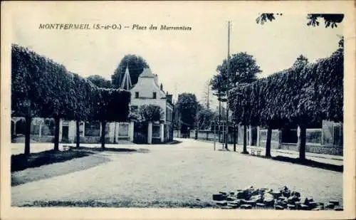 Ak Montfermeil Seine Saint Denis, Ort mit Bäumen, Gebäude im Hintergrund, Grasfläche, ruhige Umge