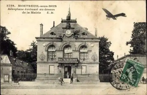 Ak Montreuil sous Bois Seine Saint Denis, Aeroplane evoluant au dessus de la Mairie, Turmuhr