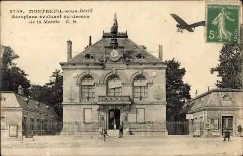 Ak Montreuil sous Bois Seine Saint Denis, Aeroplane evoluent au-dessus de la Mairie