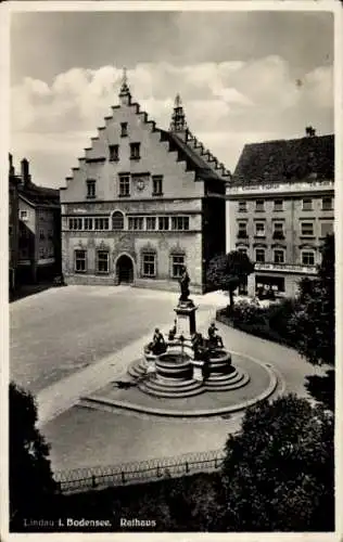 Ak Lindau am Bodensee Schwaben, Rathaus, Brunnen,  Architektur, Bodensee, ältere 