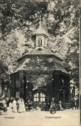 Ak Kevelaer am Niederrhein, Gnadenkapelle,  Architektur, Bäume, Menschen in n Kleidern