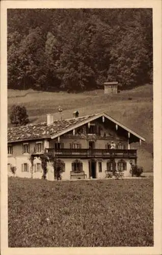 Ak Ruhpolding in Oberbayern, Landhaus Steinwand, idyllisches bayerisches Bauernhaus, umgeben von 