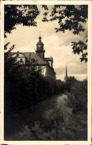 Ak Saalfeld Saale, Saalfelder Schloss mit Blick auf St. Gertrudiskirche in Graba