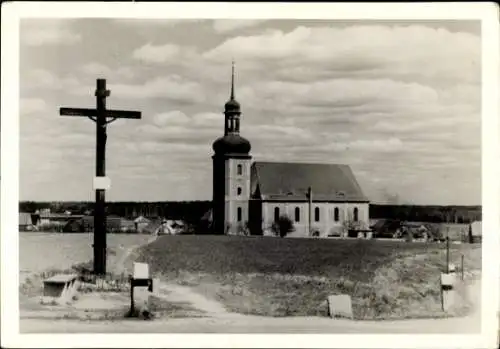 Ak Kamen in Westfalen, Kirche, quere Holzlattenkreuz, Wolken, ländliche Umgebung, Schwarz-Weiß-Fo