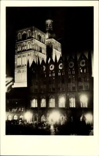 Ak Stralsund in Vorpommern, Abendstimmung am Rathaus, Nachtbeleuchtung