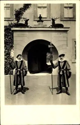 Ak Stolberg im Harz, Schloss, Eingang, Hirschstatuen, Wachen in Kostümierung