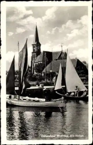 Ak Ostseebad Wustrow Fischland, Hafen mit Booten, Kirche im Hintergrund, Wolken über Wasser