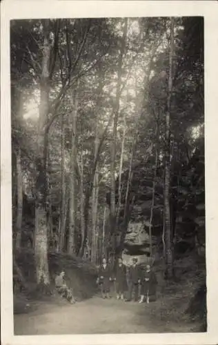 Foto Ak Ernzen in der Eifel, Wald, Spaziergänger