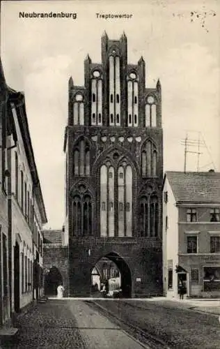 Ak Neubrandenburg in Mecklenburg, Treptower Tor, gotische Architektur,  Stadtansicht