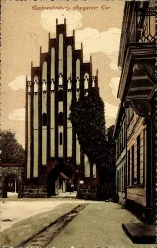 Ak Neubrandenburg in Mecklenburg, Stargarder Tor, gotische Architektur, alte Gebäude